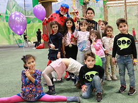 Детишки не дне рождения с Леди Баг