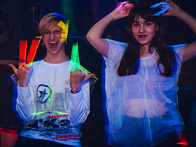 Подростки на неоновой вечеринке